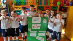 Dzieci z koła sportowego prezentują kodeks sportowca