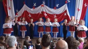 Dzieci z koła teatralnego kurtynka biorą udział w koncercie patriotycznym
