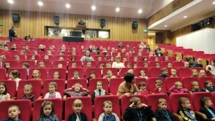 Dzieci siedzą na widowni i oglądają bajkę muzyczną o krasnoludkach i sierotce Marysi w Operze Lubelskiej
