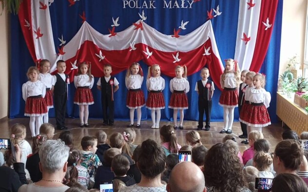 Dzieci z koła teatralnego kurtynka podczas koncertu patriotycznego