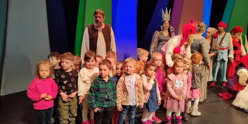 Dzieci na zdjęciu grupowym z aktorami opery