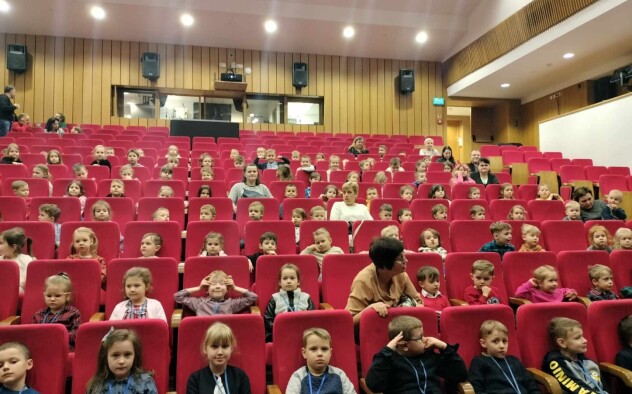 Dzieci siedzą na widowni i oglądają bajkę muzyczną o krasnoludkach i sierotce Marysi w Operze Lubelskiej