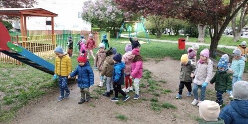 dzieci z grupy I i IV zbierają śmieci w ramach akcji sprzątamy dla polski
