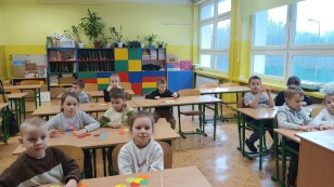 Dzieci sześcioletnie siedzące w klasie w szkole