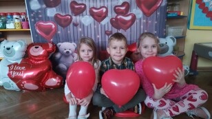 Dzieci trzymające balony w kształcie serc